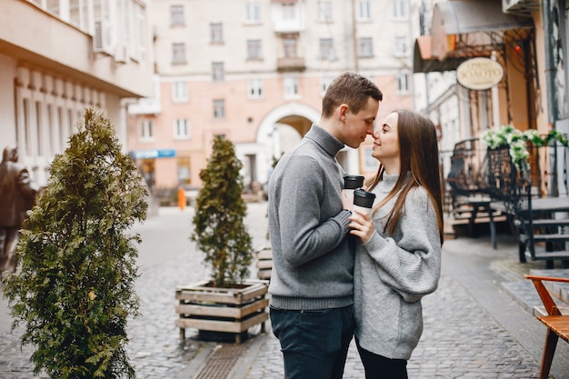 Couple avec un café