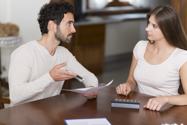 Couple calculant ses dépenses à la maison