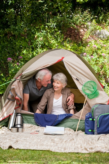 Couple de camping dans le jardin