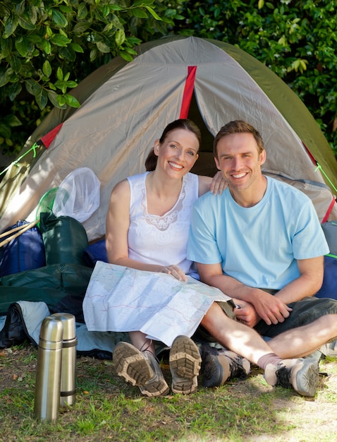 Couple de camping dans le jardin