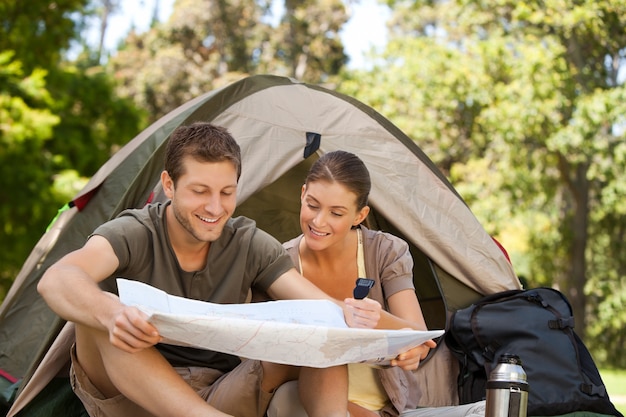 Couple de camping dans le parc