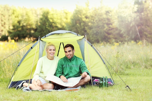 couple camping en forêt