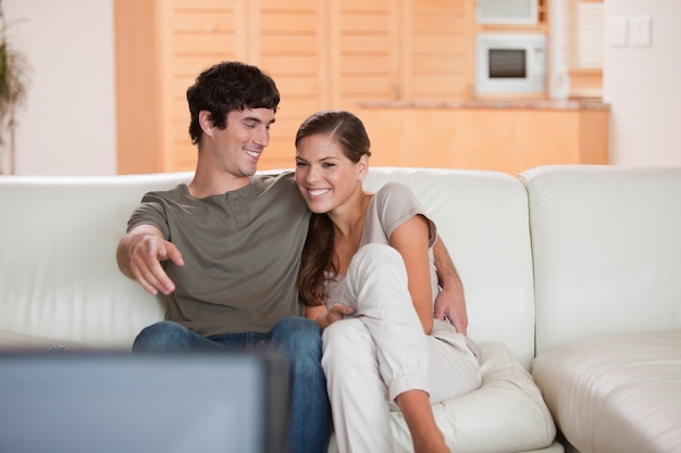 Couple sur le canapé en appréciant un film ensemble