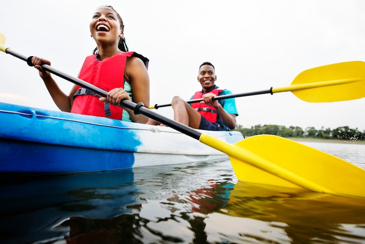Photo couple canoë dans un lac