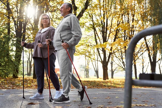 Photo un couple caucasien âgé fait de la randonnée ensemble dans le parc en automne.