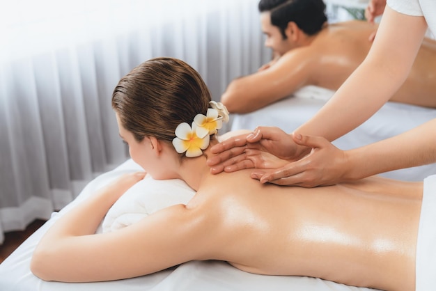 Un couple caucasien apprécie un massage anti-stress relaxant et tranquille.