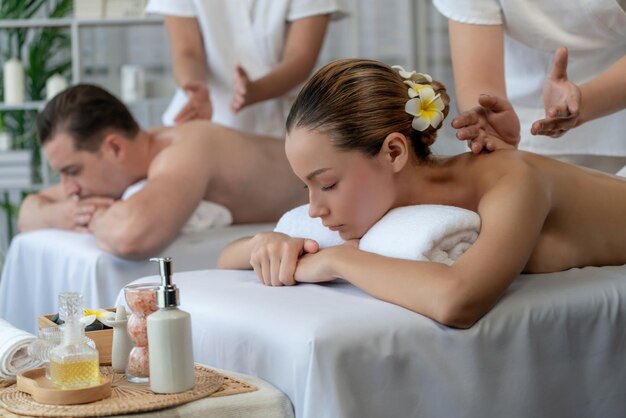 Un couple caucasien qui profite d'un massage anti-stress relaxant et tranquille.