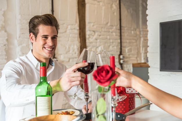 couple célébrant la Saint-Valentin en train de griller lors d'un dîner à la maison