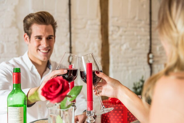 couple célébrant la Saint-Valentin en train de griller lors d'un dîner à la maison