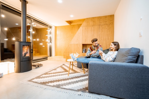 Photo couple célébrant les vacances d'hiver à la maison