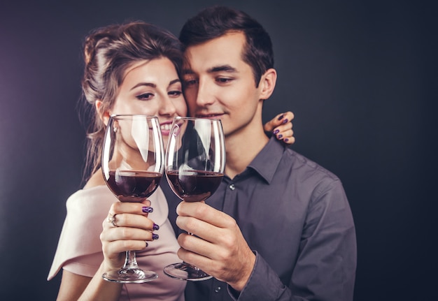 Couple, célébrer, boire, vin rouge