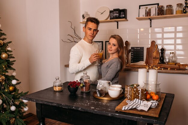 Couple, célébrer, noël, dans cuisine