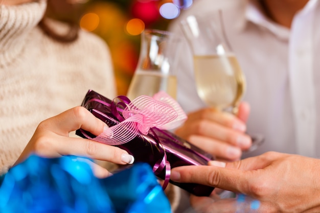 Couple avec champagne le soir de Noël