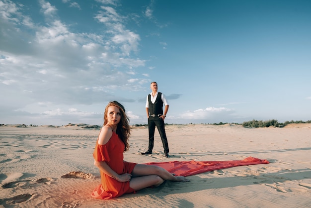 Couple charmant élégant posant sur la plage