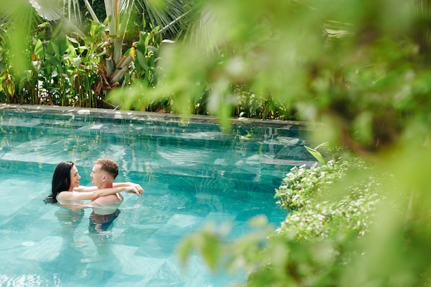 Photo couple cheerul dans la piscine