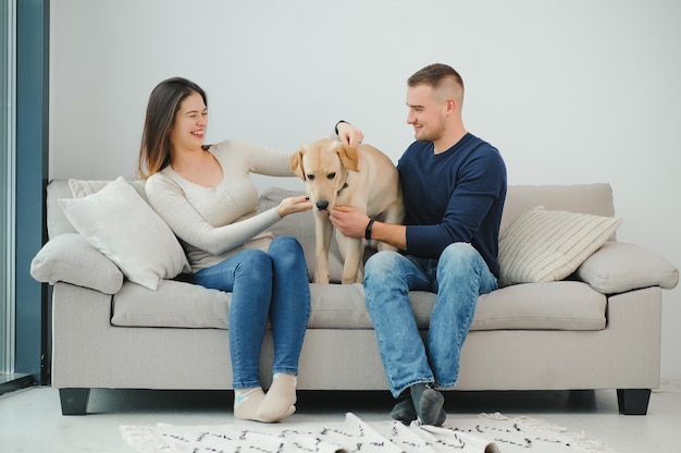 Couple avec chien assis à la maison