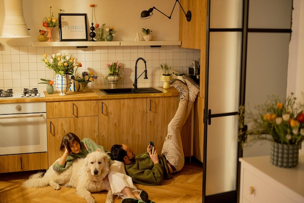 Couple avec chien dans la cuisine à la maison