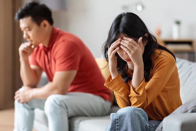 Un couple chinois bouleversé ayant un combat à l'intérieur de la maison