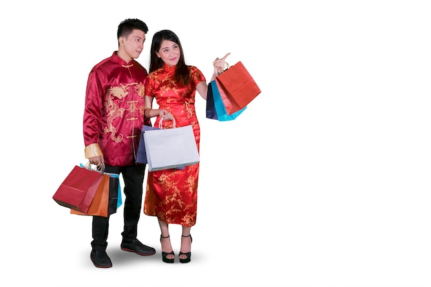 Un couple chinois tient un sac d'achat sur le studio.