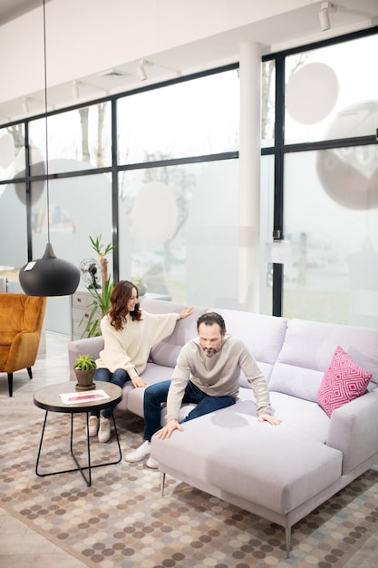 Couple de choisir des meubles dans un magasin de meubles modernes