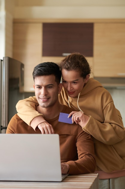 Couple choisissant des aliments à commander en ligne