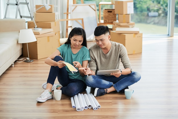 Couple choisissant la couleur pour leur chambre à la maison