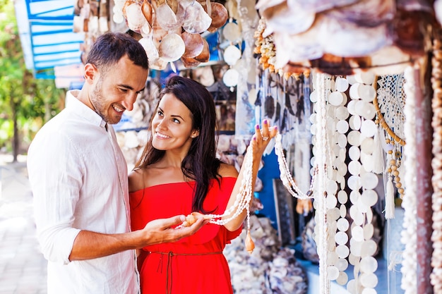 Couple choisissant la décoration intérieure sur le marché