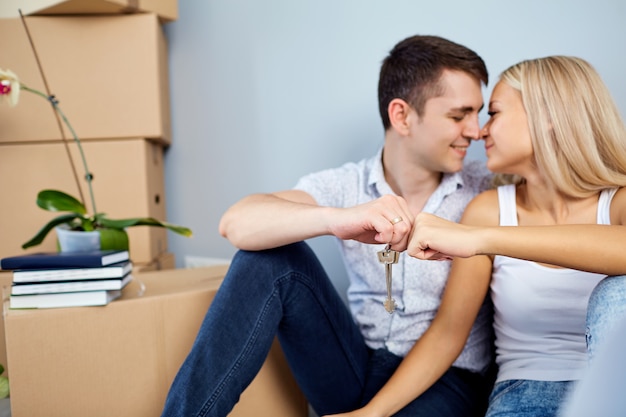 Couple avec clé dans un nouvel appartement pour une pendaison de crémaillère.