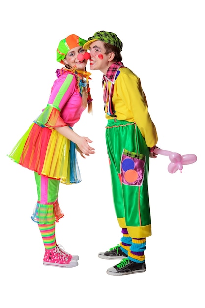 Couple de clowns heureux avec des fleurs isolés sur fond blanc