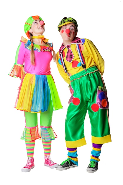 Couple De Clowns Heureux Avec Des Fleurs Isolés Sur Fond Blanc