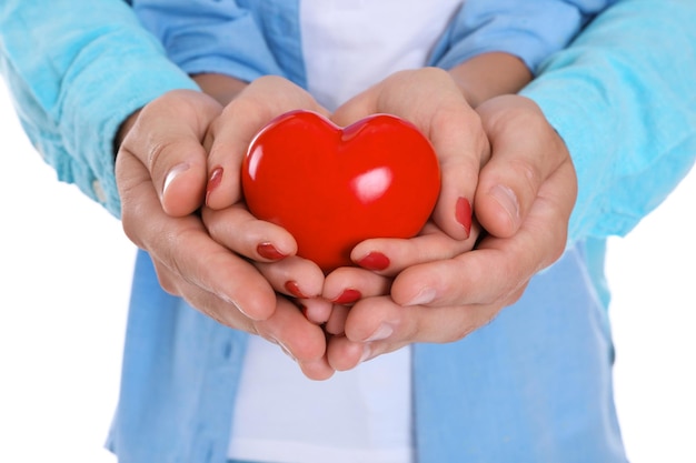 Couple avec coeur rouge dans les mains agrandi