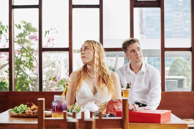 Couple en colère au café