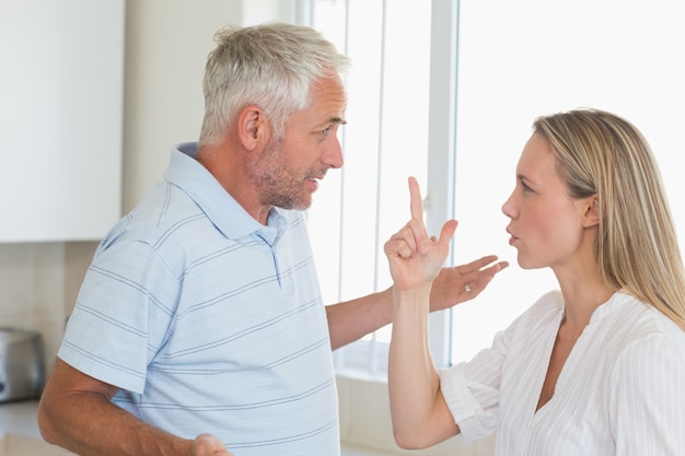 Couple en colère ayant un argument