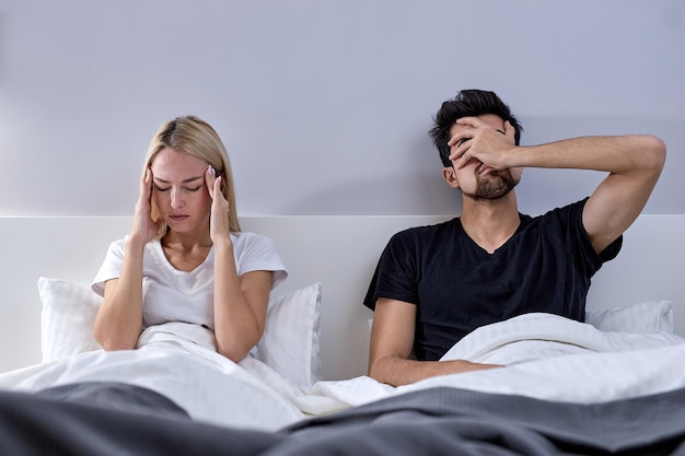 Couple en colère ayant des disputes et des problèmes sexuels au lit. Portrait de couple malheureux