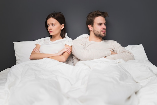 Photo couple en colère le matin au lit