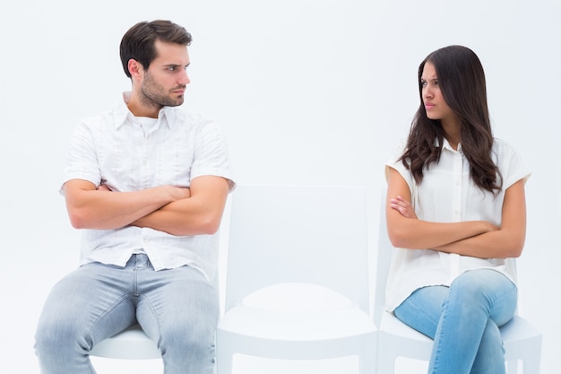 Couple en colère ne parle pas après discussion