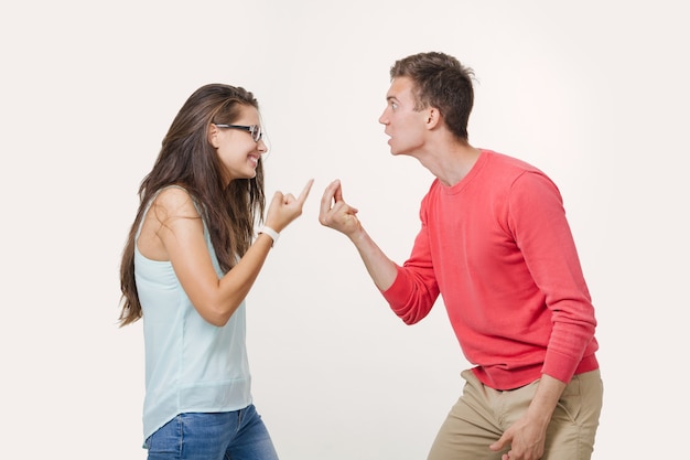 Couple en colère se disputant en se criant.