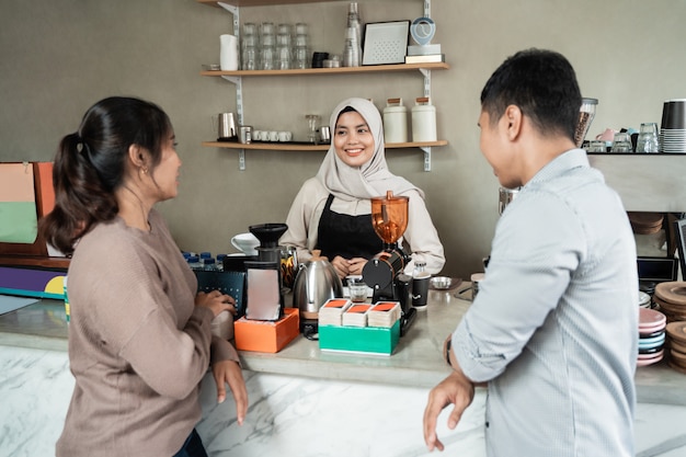 Couple a commandé du café au barista