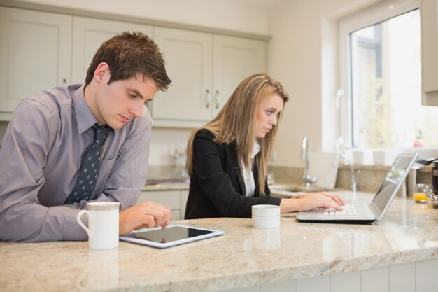 Couple concentré surfer sur Internet