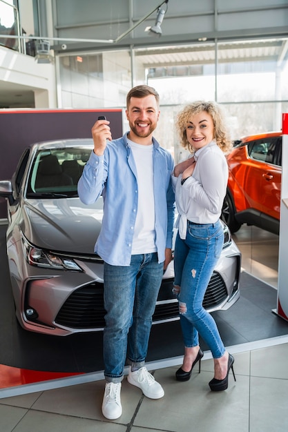 Couple en concession automobile