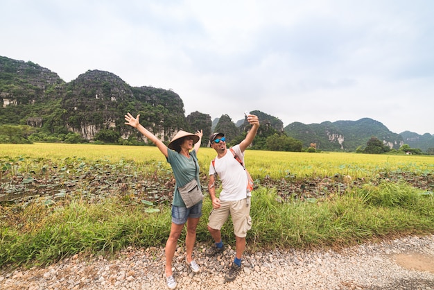 Couple, confection, selfie, campagne, route, entre, rizières