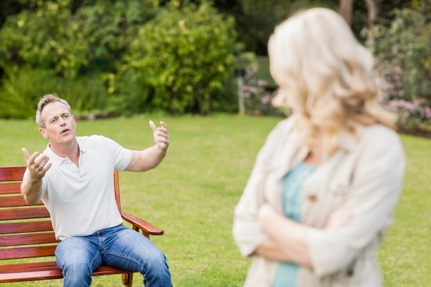 Couple Contrarié Ayant Une Dispute Dans Le Jardin