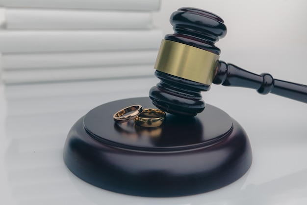 Couple avec contrat de divorce et anneau sur le bureau.