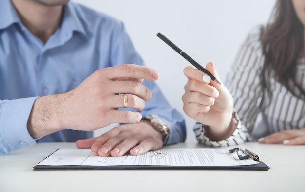 Couple avec contrat de divorce et anneau