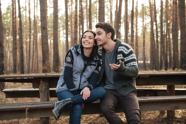 Couple, conversation, forêt