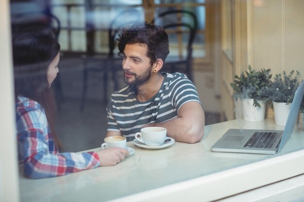 Couple, conversation, séance, fenêtre, café