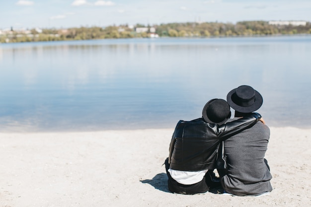 Couple à côté d&#39;un beau lac