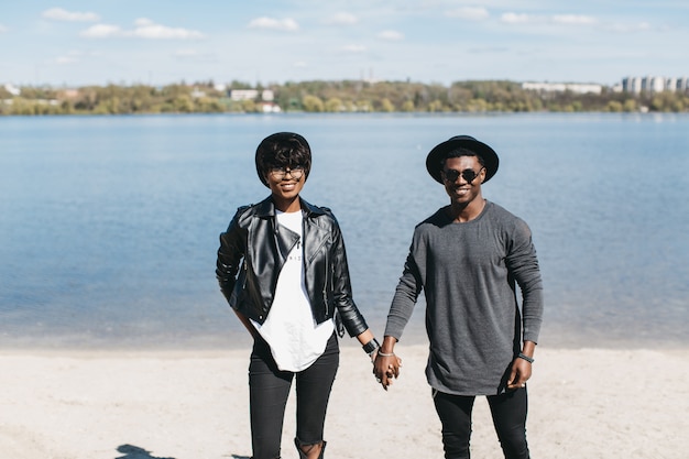 Couple à côté d&#39;un beau lac