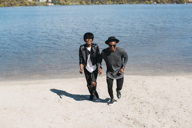 Couple à côté d&#39;un beau lac