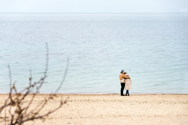 couple sur la côte en regardant la mer